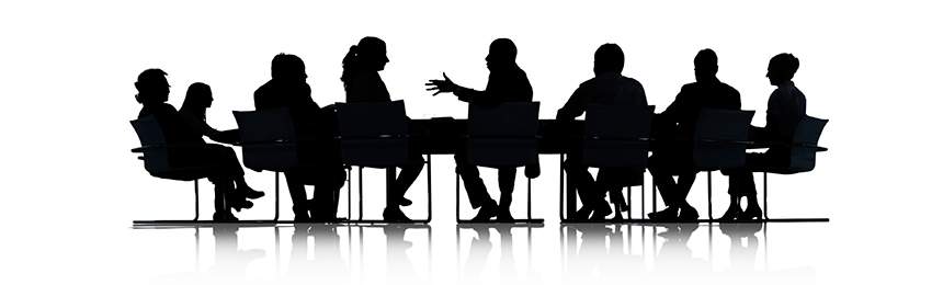 silueta de personas reunidas en una mesa de conferencia